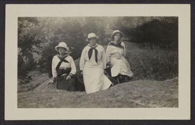 why, shollenberger, and lippincott outside at convention photograph, august 25-september 1, 1914 (image)