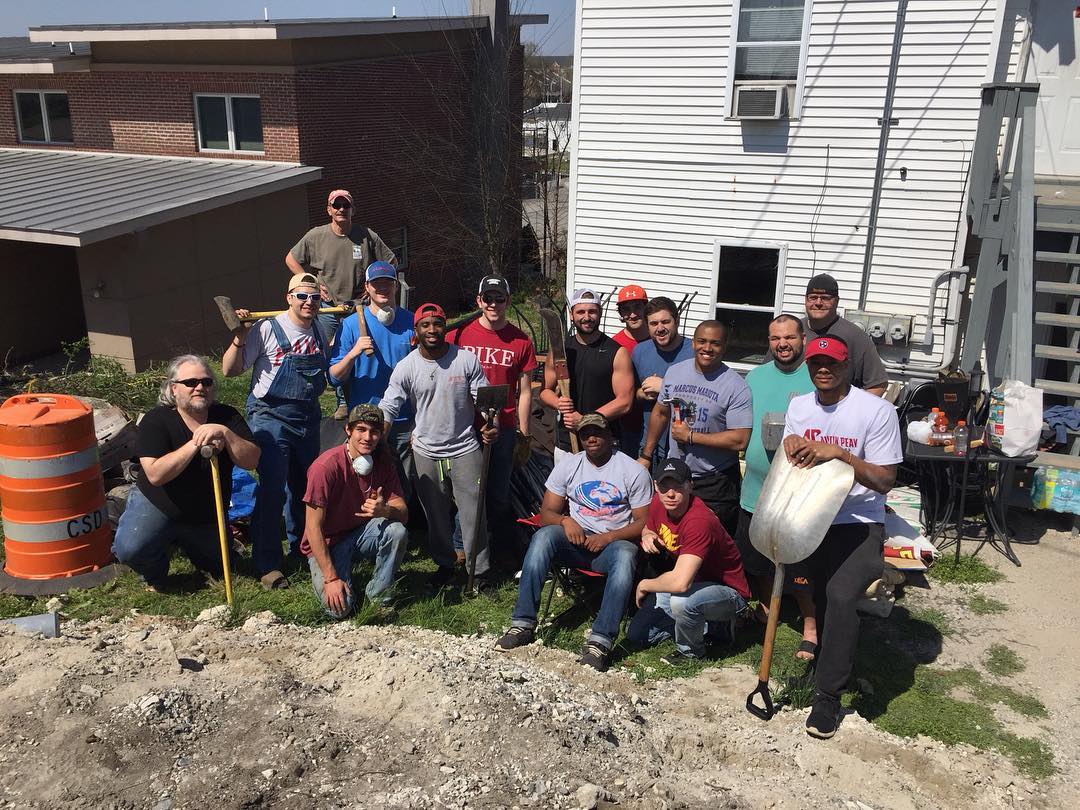 Eta Tau Chapter Members Perform Yard Work Photograph