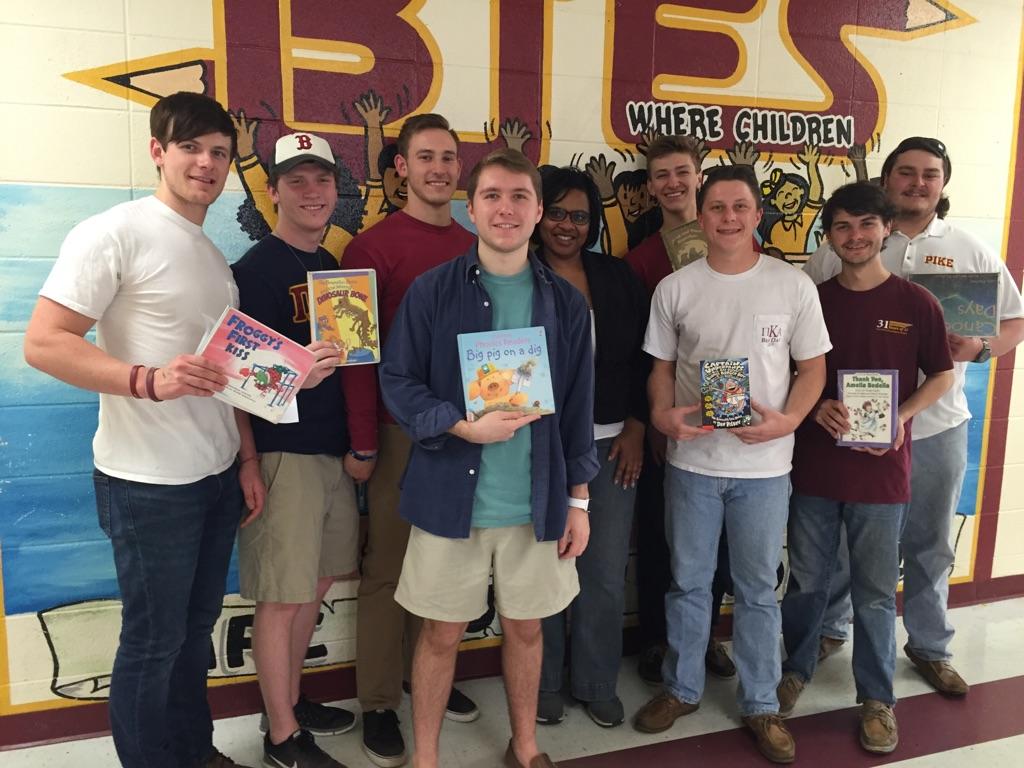 Eight Eta Omicron Chapter Members Volunteer to Read to Children Photograph
