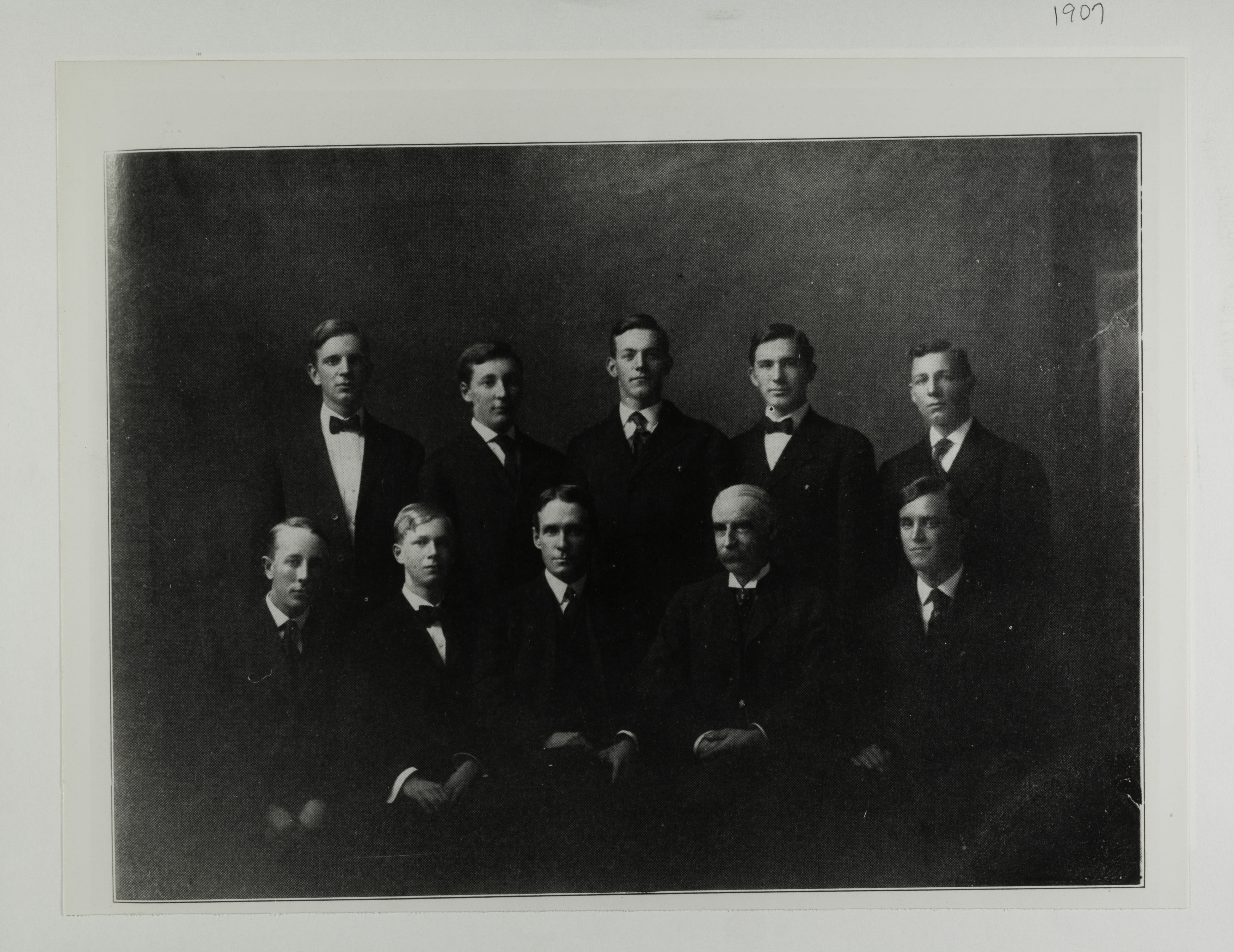 Zeta Chapter Group Photograph, 1907