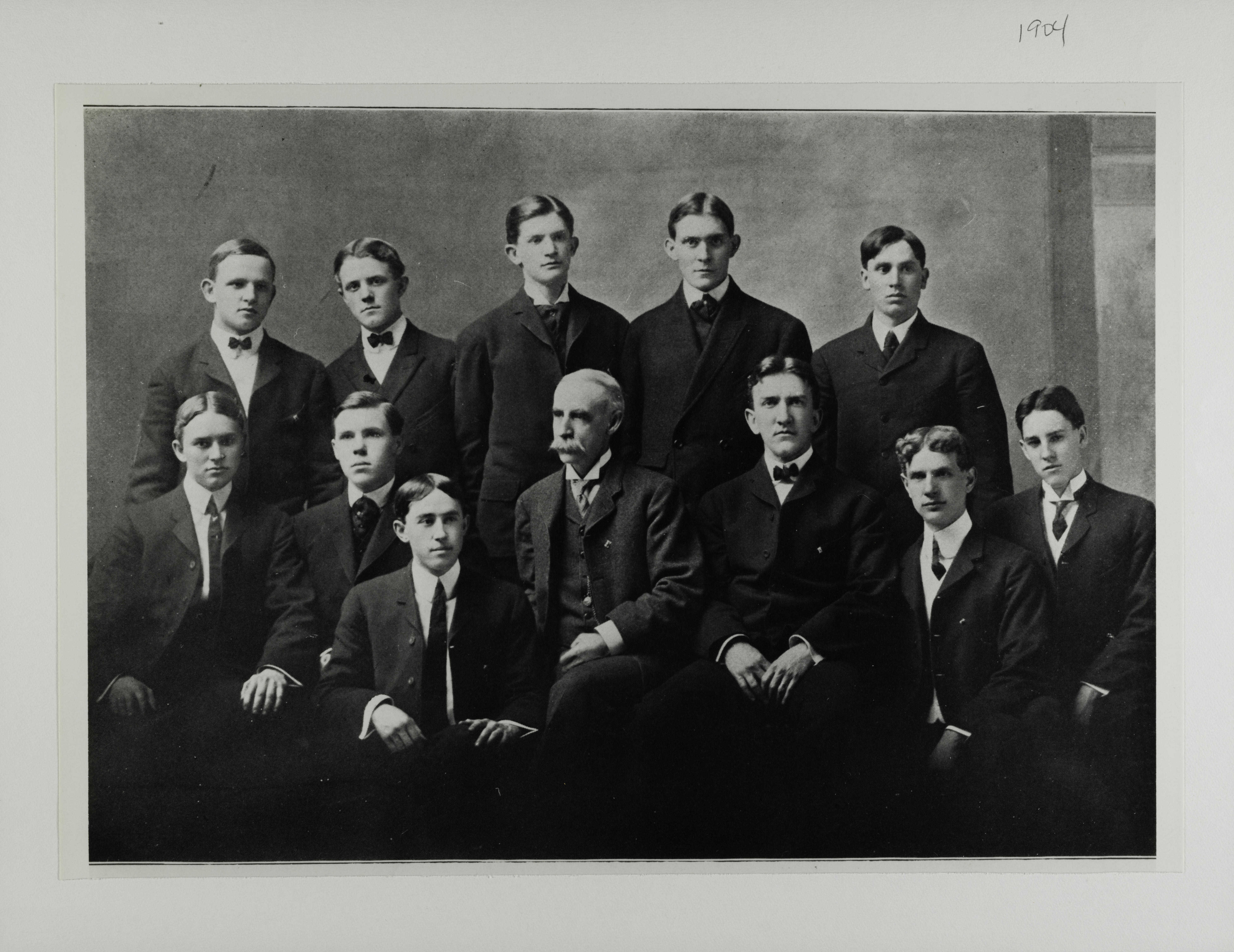 Zeta Chapter Group Photograph, 1904