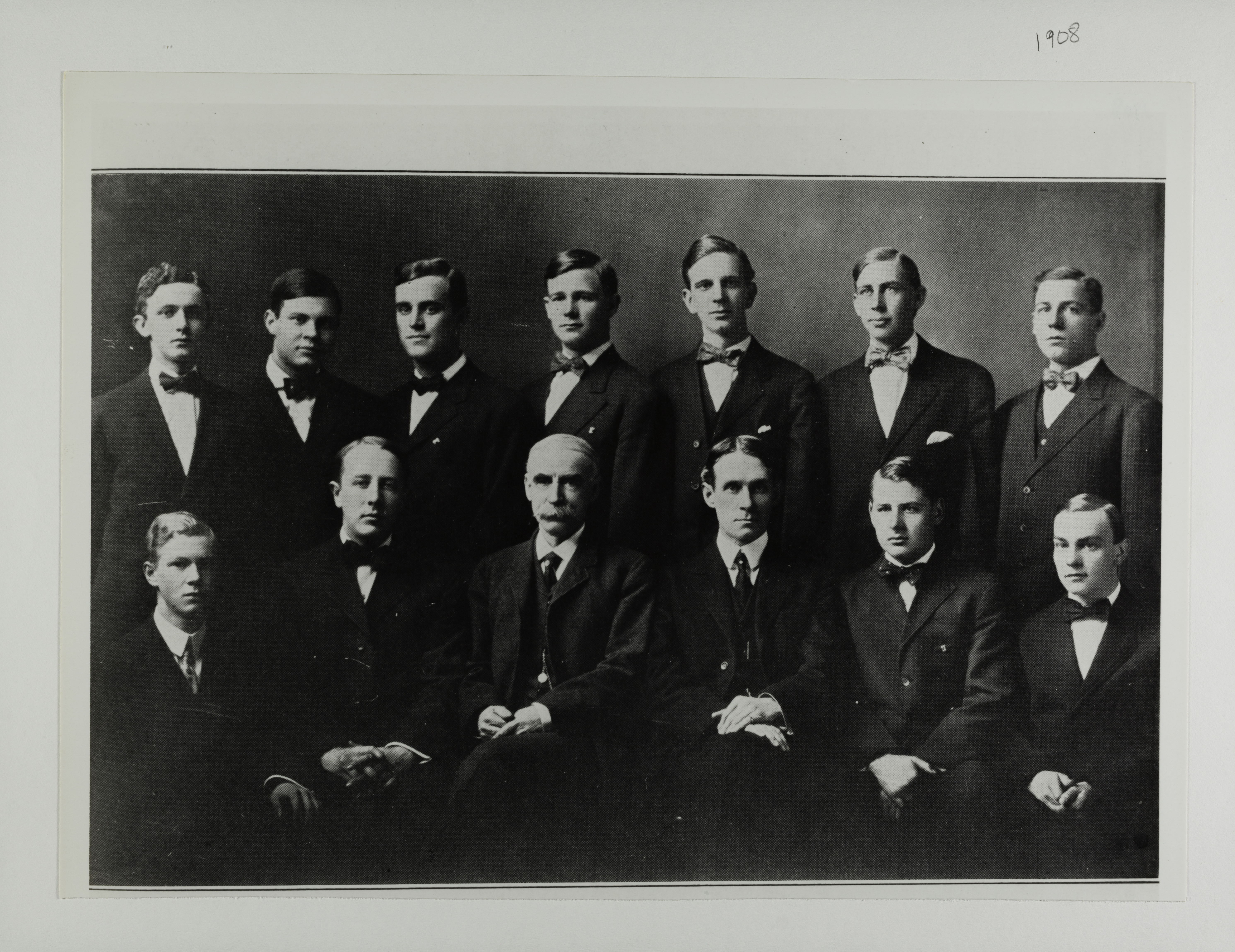 Zeta Chapter Group Photograph, 1908