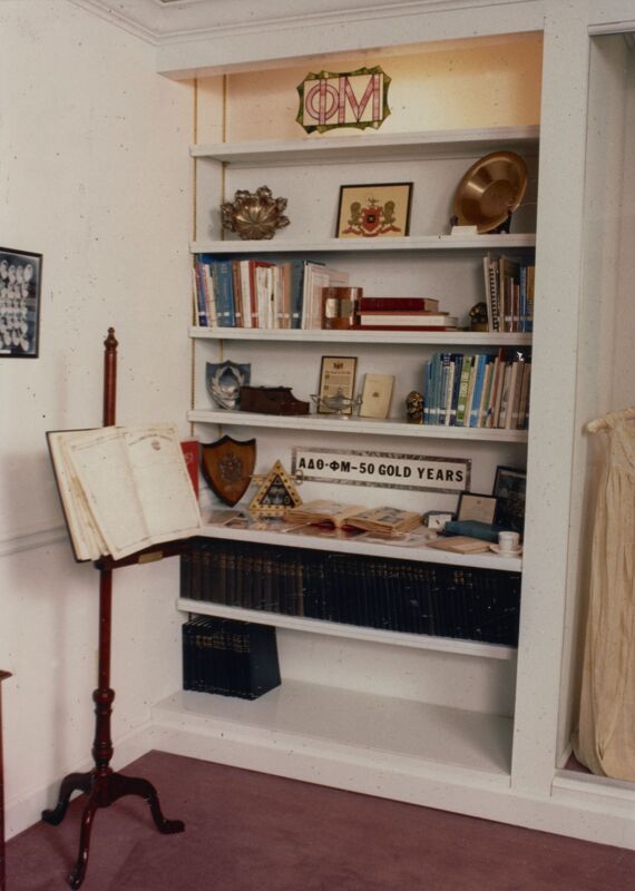 1992 Heritage Room Photograph Image
