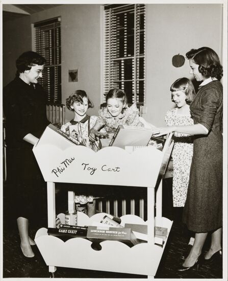 Shreveport Alumnae and Children with Toy Cart Photograph (image)