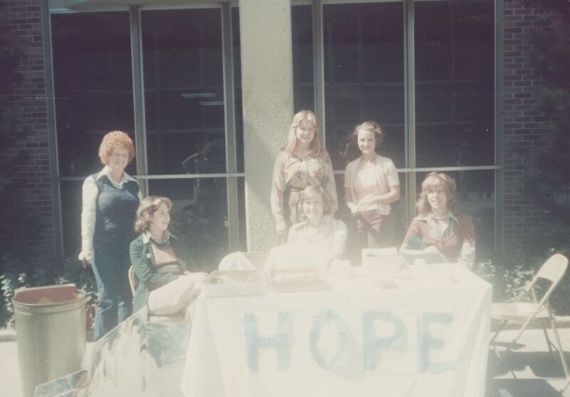 Alpha Psi Cupcake Sale for Project HOPE Photograph (Image)