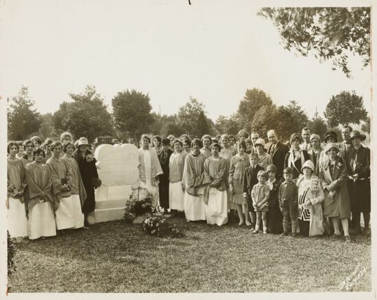 Group at Mary DuPont Lines Memorial Photograph, 1928 (image)