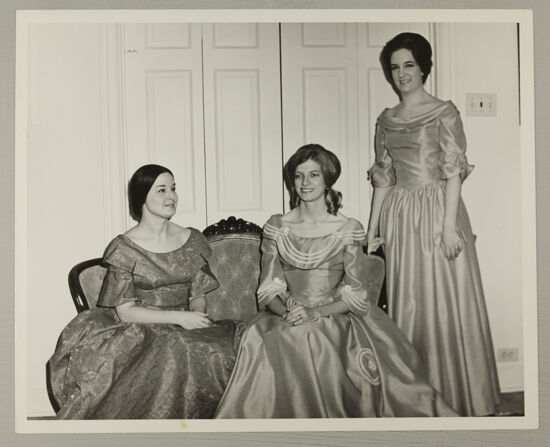 Dallas Alumnae Dressed as Founders Photograph 1, July 7-12, 1972 (image)