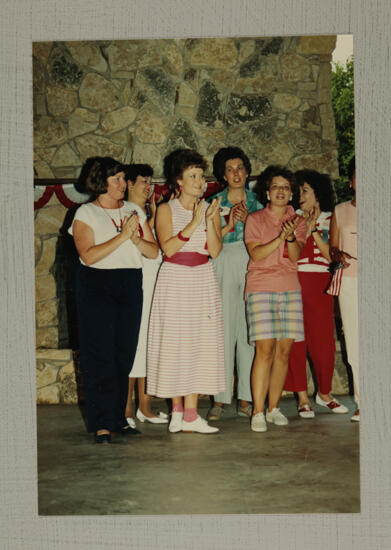 Phi Mus Applauding at Convention Picnic Photograph, July 6-10, 1986 (image)