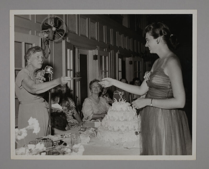 Lila May Chapman Presenting Award at Convention Photograph, June 23-28, 1952 (Image)
