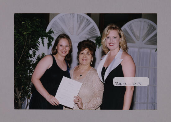 Arlington Alumnae Chapter Members and Mary Jane Johnson at Convention Photograph, July 7-10, 2000 (image)