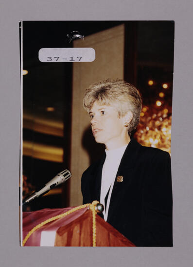 Vicki Ryan Speaking at Convention Photograph, July 7-10, 2000 (image)