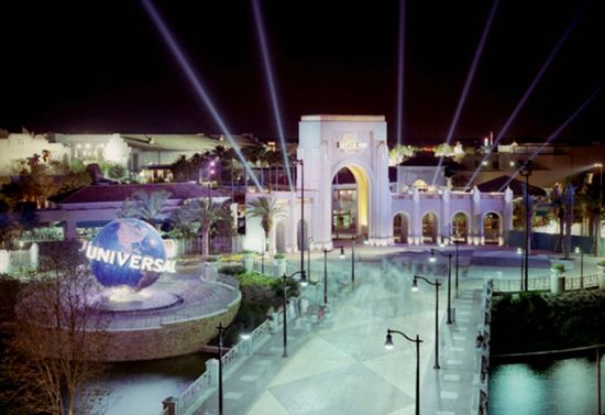 Universal Studios Globe and Arch Photograph, c. 2008 (image)