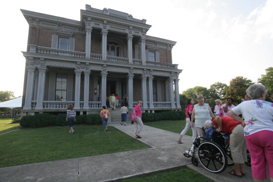 Phi Mus Arriving at Convention Mansion Tour Photograph 4, July 2006 (image)