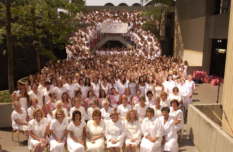 Phi Mu National Convention Group Photograph, July 4-8, 2002 (Image)
