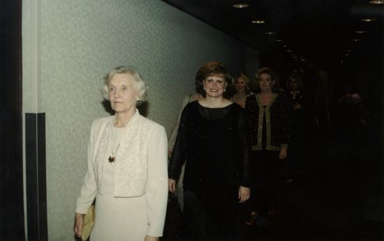 Alumnae Entering Carnation Banquet Photograph 1, July 4-8, 2002 (image)