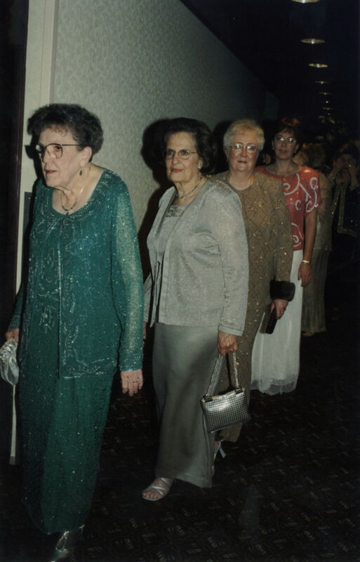 Alumnae Entering Carnation Banquet Photograph 2, July 4-8, 2002 (Image)
