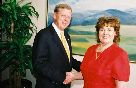 Johnny Isakson and Mary Jane Johnson Shaking Hands at Convention Photograph 4, July 4-8, 2002 (image)