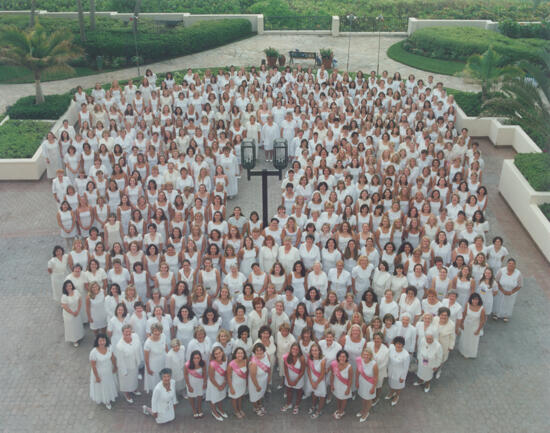 Phi Mu National Convention Group Photograph, July 7-10, 2000 (image)