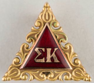 Elizabeth Cox Gold Scroll Badge, 1931