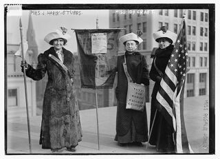Ida Craft (center), with Rosalie Jones and other suffrage hiker, circa 1912