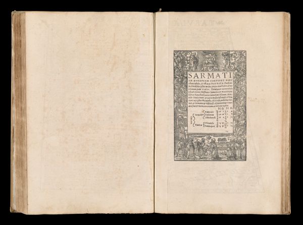 Sarmatiam Europeam continet haec octava tabula, & est in ea Taurica Chersonesus.  Parallelus ipsius medius proportione habet ad meridianum quam 11 ad 20.  Terminatur autem tabula ipsa ab Oriente Bostboro Cimmerico & Maeotide palude act Tanai sivvio, juxta Sarmatiam Asianam.  A meridie Pontico mari & parte Mysia inferioris & Dacia ac Jazygibus Metanastis.  Ab oceasu, montibus Sarmat. ac Germania & Vistula fl.  A septentrione Venedico sinu & Sarmatico oceano ac terra incognita.