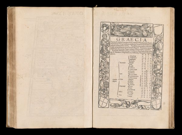 Graecia Decima & ultima Europae tabula, continet Macedoniam, Epiru, Achaiam, & Peloponnesum, insulasque Cretam & Eubaeam cum reliquis adjacentibus insulis.  Parallelus eius medius rationem habet ad meridianum quam septem ad noue.  Terminatur autem tabula ipsa ab oriente Aegaeo pelago, Myrtooque & Carpathio.  A meridie Adriatico pelago & Libyco.  Ab occasu, Ionio pelago & Adriatico.  A septentrione, Dalmatia, Thracia & Mysia superiori.