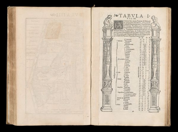 Tabula I.  Asiae.  Continet haec tabula Pontum & Bithynia & quae proprie Asia dicitur, ac Lyciam & Galatia.  Pamphiliam item, Cappadociam & Ciliciam.  Parallelus ipsius medius rationem habet ad meridianum, quam 3. ad 4.  Terminatur autem tabula ipsa ab ortu Armenia majori & parte Syriae, ab Austro mari Carpathio, Lyciaco, Pamphilioque & Angustijs Ciliciae, et sinu Issico.  Ab occasu mari Thracio, Bosphoro, & Aegeo pelago ac Icario & Myrtoo.  Ab arctis, Pontico mari.