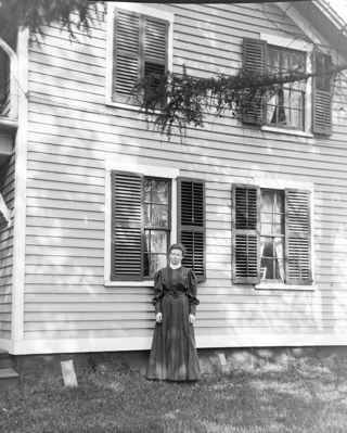 Mamie in front of Grandma Hobart's house