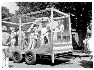 Jackson Lab Float in Bar Harbor Parada