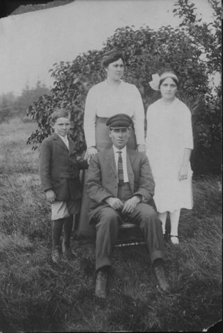 Trask, George Washington and family, formal photo, outside