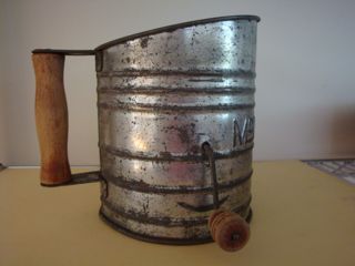 Metal flour sifter