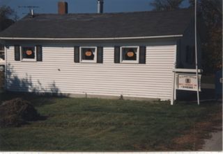 Photo of West Tremont post Office, 10/20/1987, the day the West Tremont post office was closed.