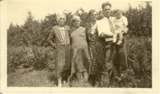Eliizabeth Harvey Hamilton, Julia Hamilton Moore Smith Georgia Torrey, & Dorian Torrey holding George M.Torrey,