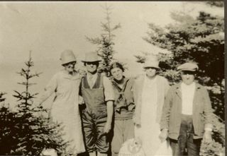 Esther & Sylvester Gott with Annie Sprague, Looman Sprague & Florence Dolliver